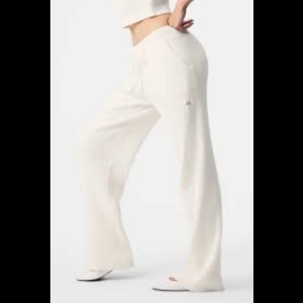 Alo Yoga 2pc Snuggle Up Sweater and Pant Set in Ivory sz MEDIUM